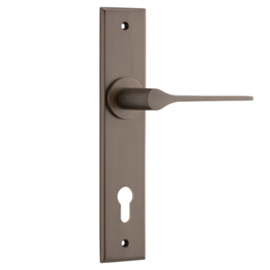Como Levers on Chamfered Backplate (iver) - Euro 85mm Levers Only, Signature Brass