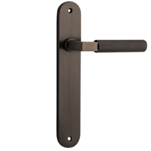 Brunswick Levers on Oval Backplate (iver)