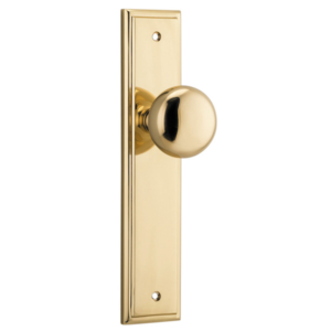 Cambridge Door Knobs on Stepped Backplate (iver)